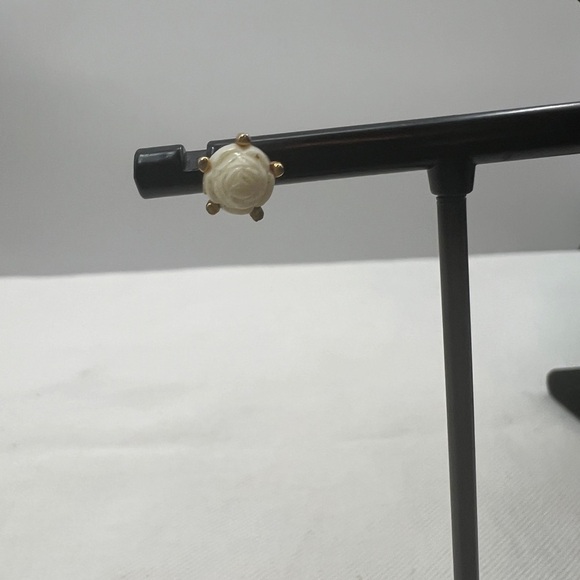 MONET WHITE ROSE ACRYLIC STUD GOLD TONE STUD EARRINGS  SIGNED - Picture 2 of 7